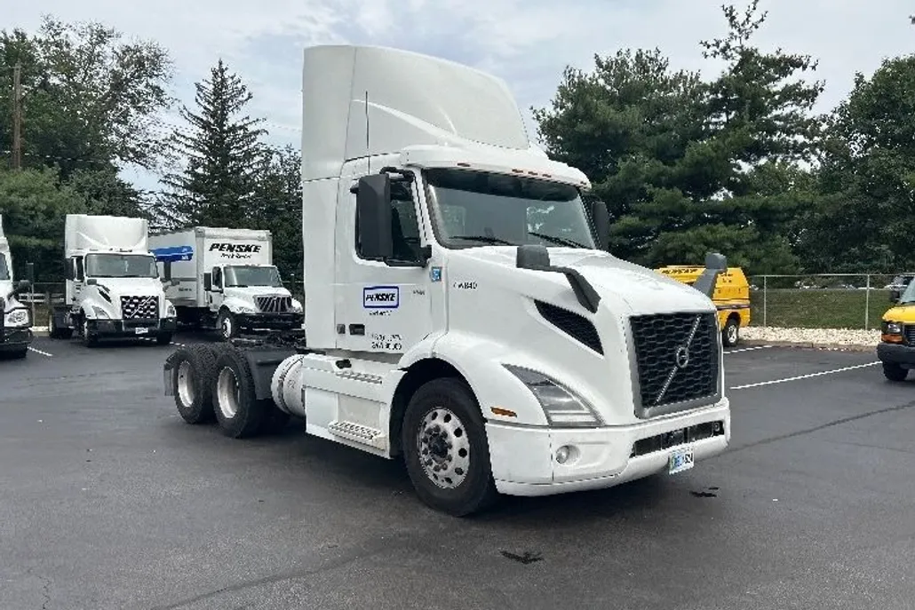 2020 Volvo Truck VNR photo 1