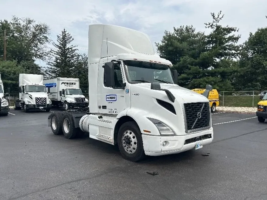 2020 Volvo Truck VNR photo 1