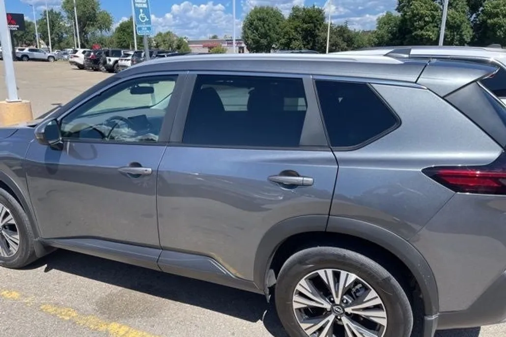 2022 Nissan Rogue SV photo 1