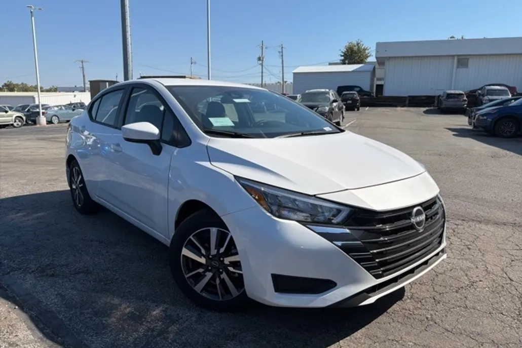 2025 Nissan Versa 1.6 SV photo 1