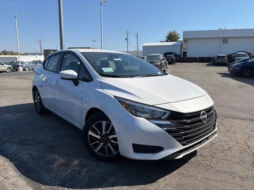 2025 Nissan Versa 1.6 SV photo 1