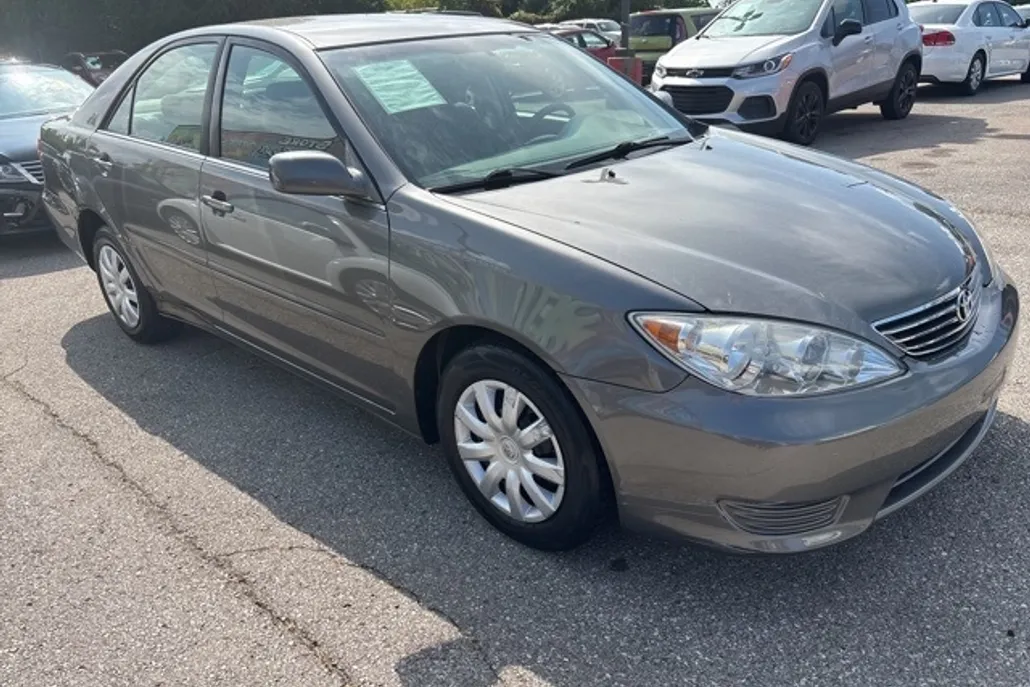 2005 Toyota Camry LE photo 1