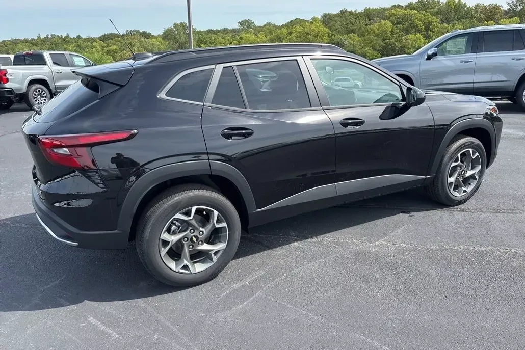 2025 Chevrolet Trax LT photo 1