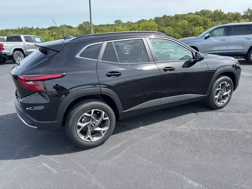 2025 Chevrolet Trax LT photo 1