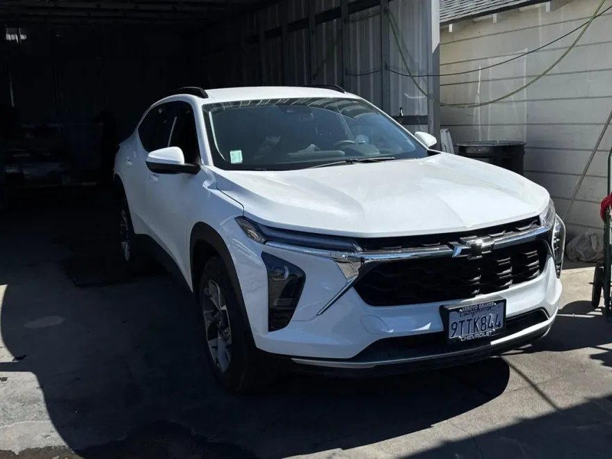 2025 Chevrolet Trax LT photo 1