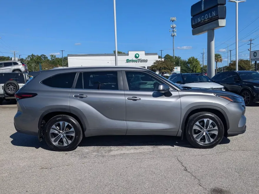 2025 Toyota Highlander XLE photo 1