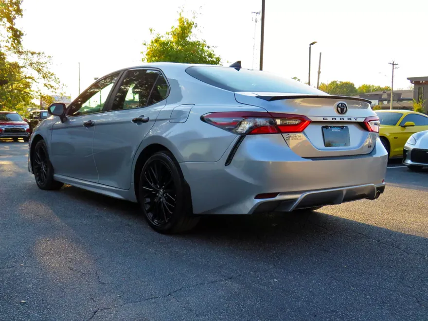 2021 Toyota Camry SE photo 1