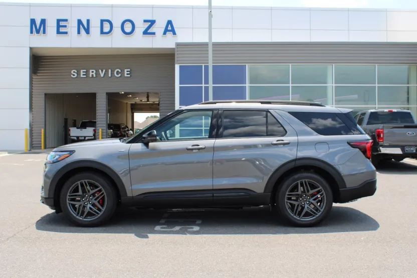 2025 Ford Explorer ST-Line photo 1