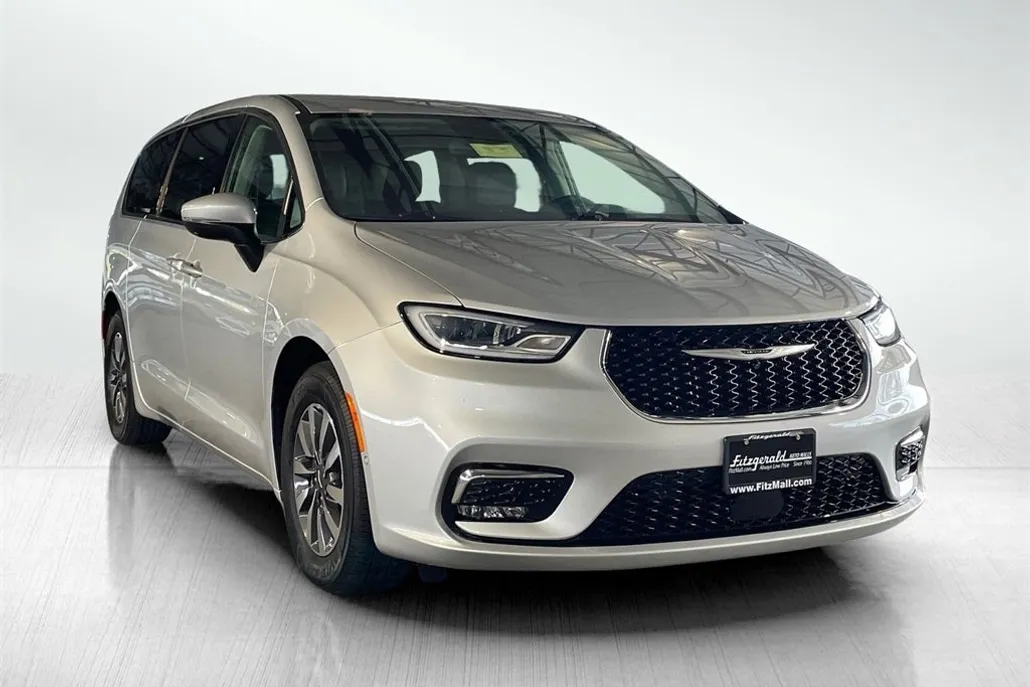 2023 Chrysler Pacifica Hybrid Touring L photo 1