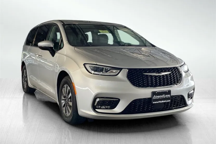 2023 Chrysler Pacifica Hybrid Touring L photo 1