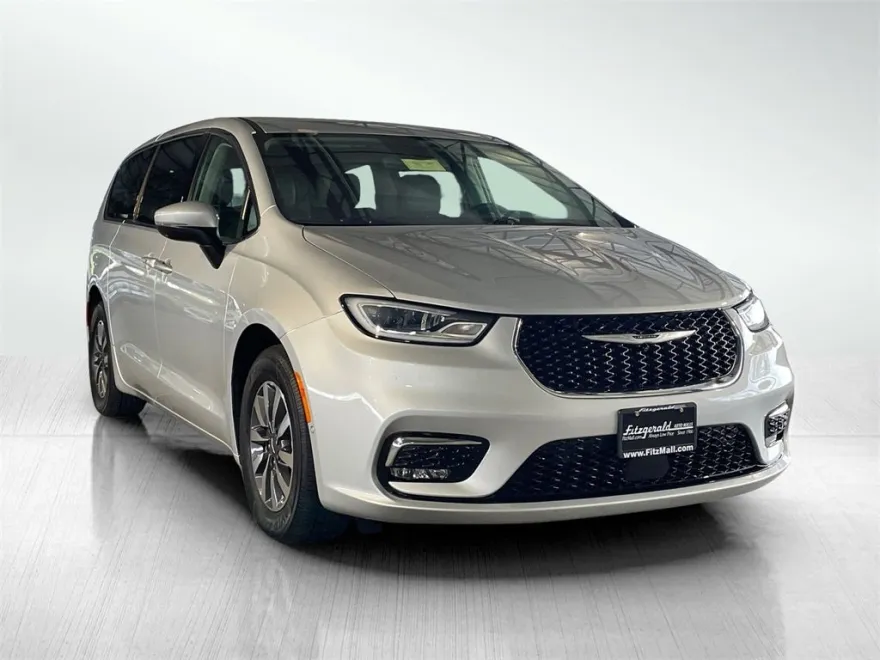 2023 Chrysler Pacifica Hybrid Touring L photo 1