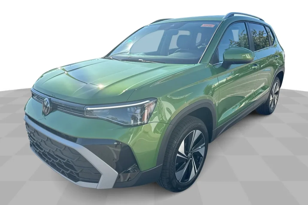 2025 Volkswagen Taos SE photo 1