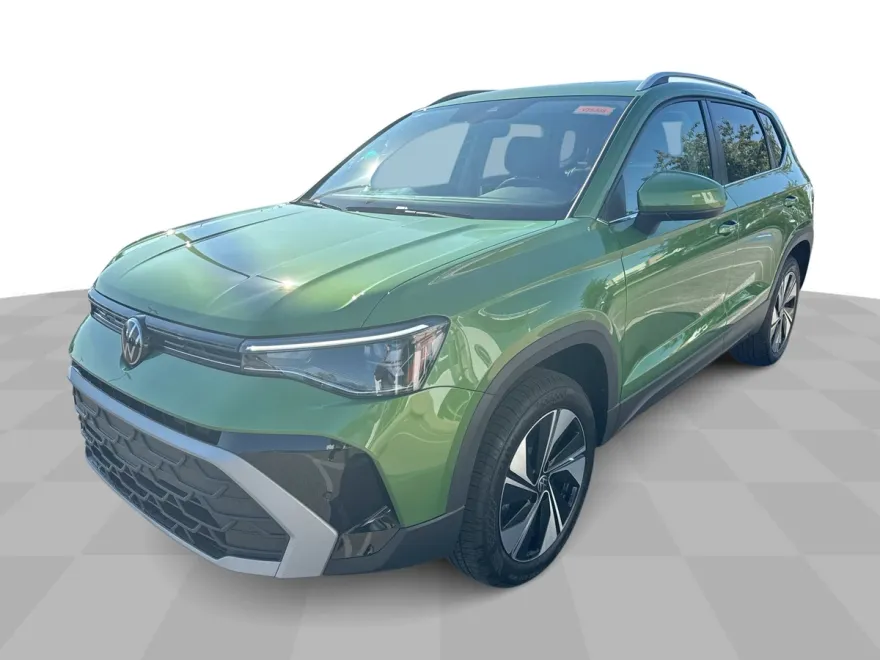 2025 Volkswagen Taos SE photo 1