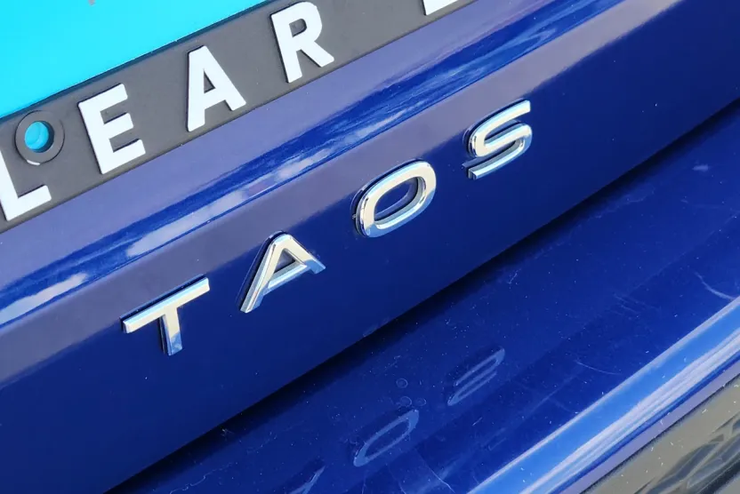 2022 Volkswagen Taos SE photo 1