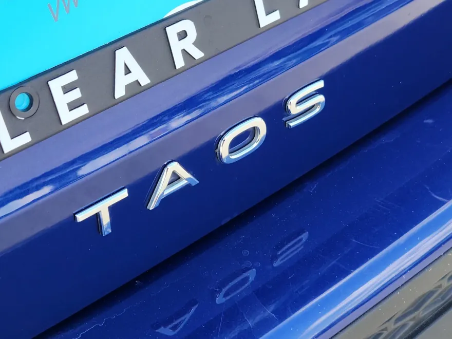 2022 Volkswagen Taos SE photo 1