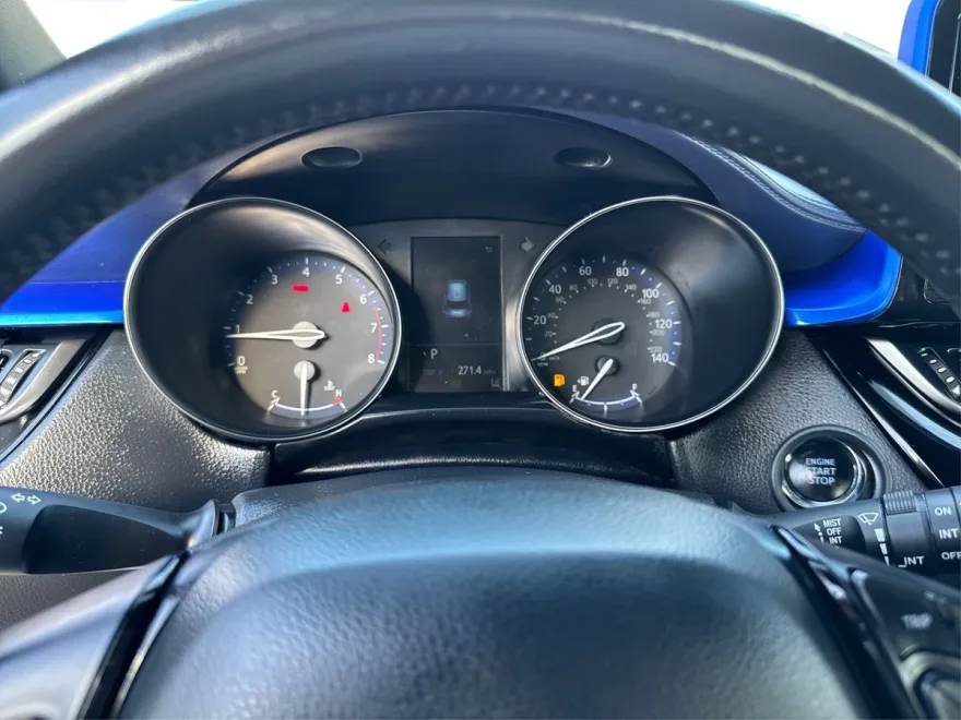 2022 Toyota C-HR XLE photo 17