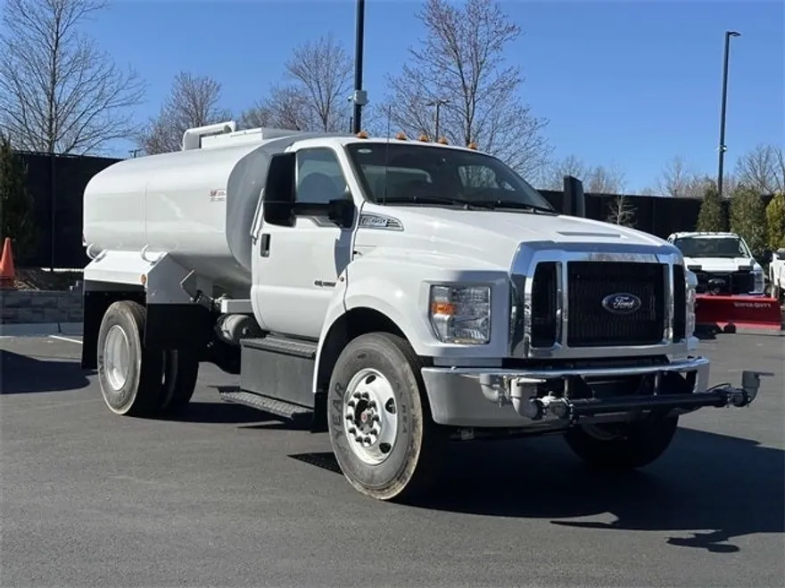 2025 Ford F-650 SuperCab photo 1
