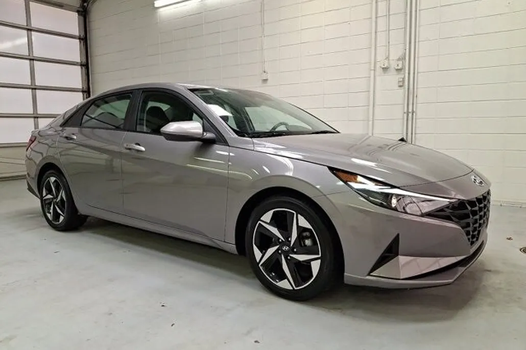 2023 Hyundai Elantra SEL photo 1