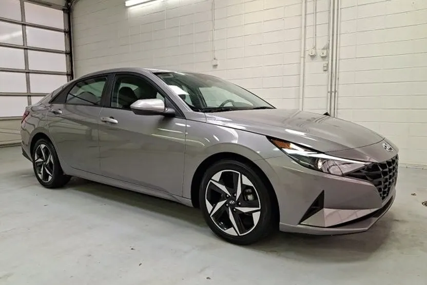 2023 Hyundai Elantra SEL photo 1