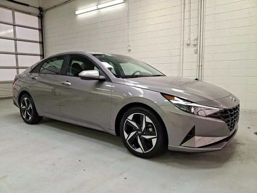 2023 Hyundai Elantra SEL photo 1