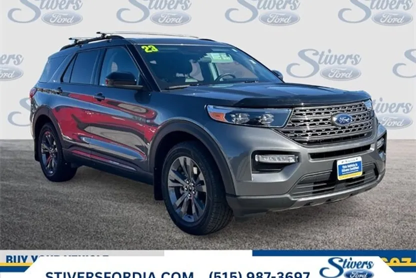 2023 Ford Explorer XLT photo 1