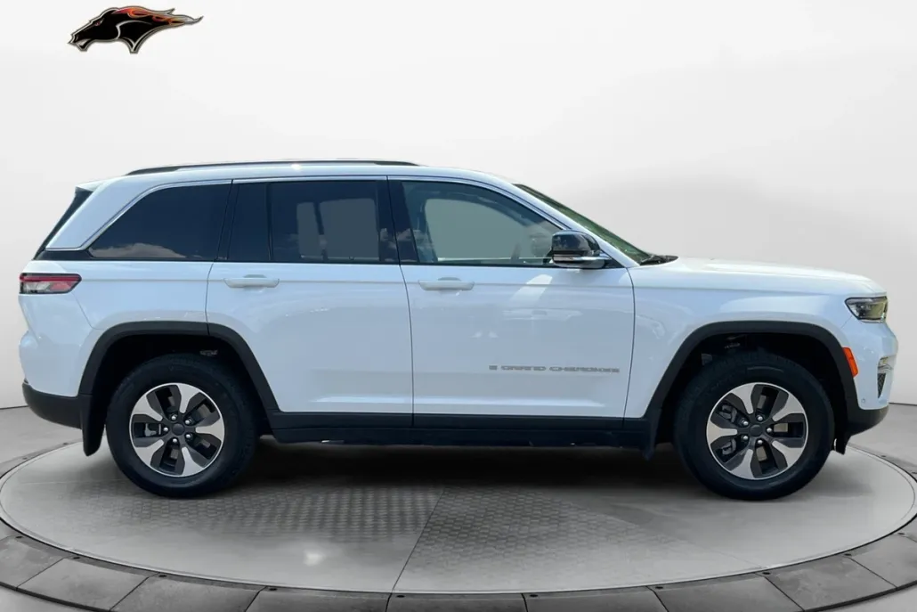 2023 Jeep Cherokee 4xe photo 1