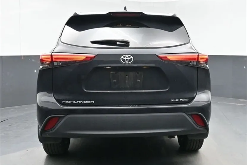 2021 Toyota Highlander XLE photo 1