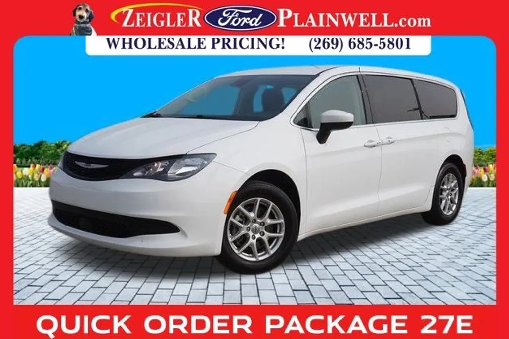2023 Chrysler Voyager LX photo 1