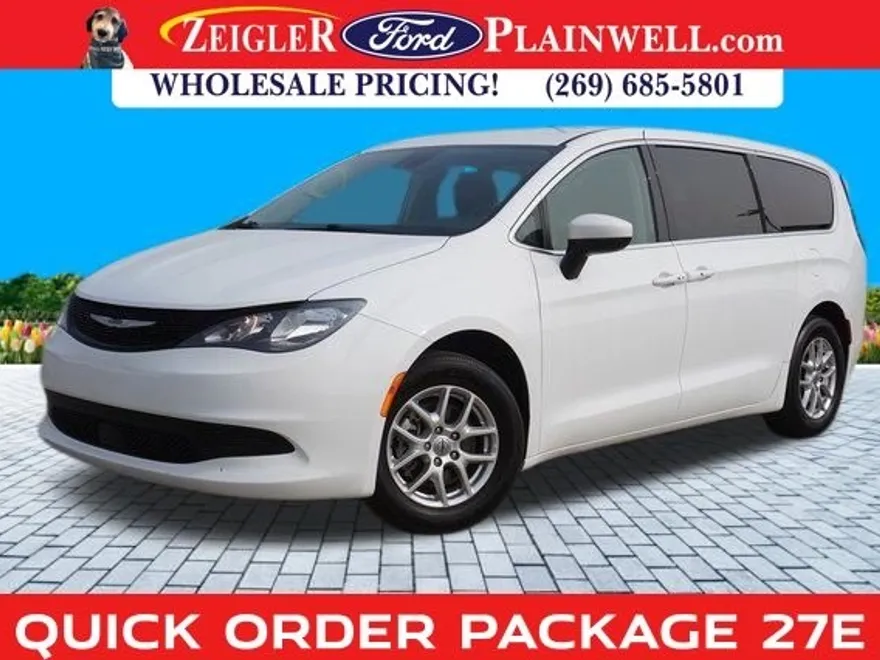 2023 Chrysler Voyager LX photo 1