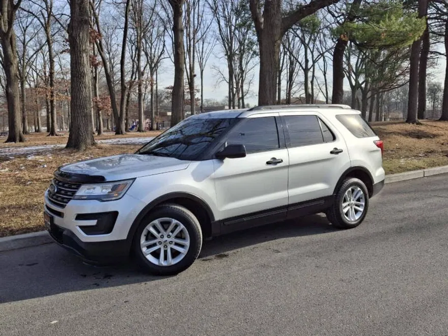 2016 Ford Explorer Base photo 1