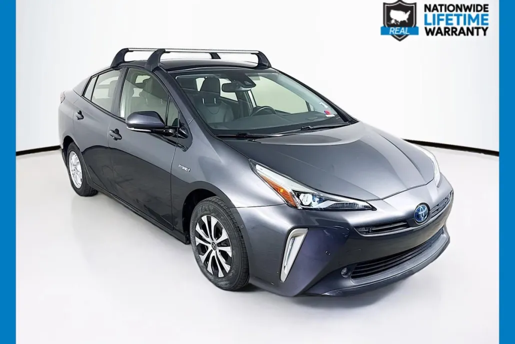2020 Toyota Prius LE photo 1