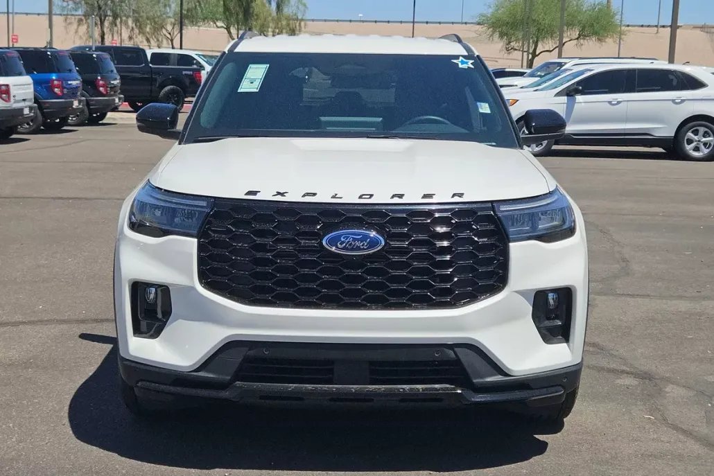2025 Ford Explorer ST-Line photo 1