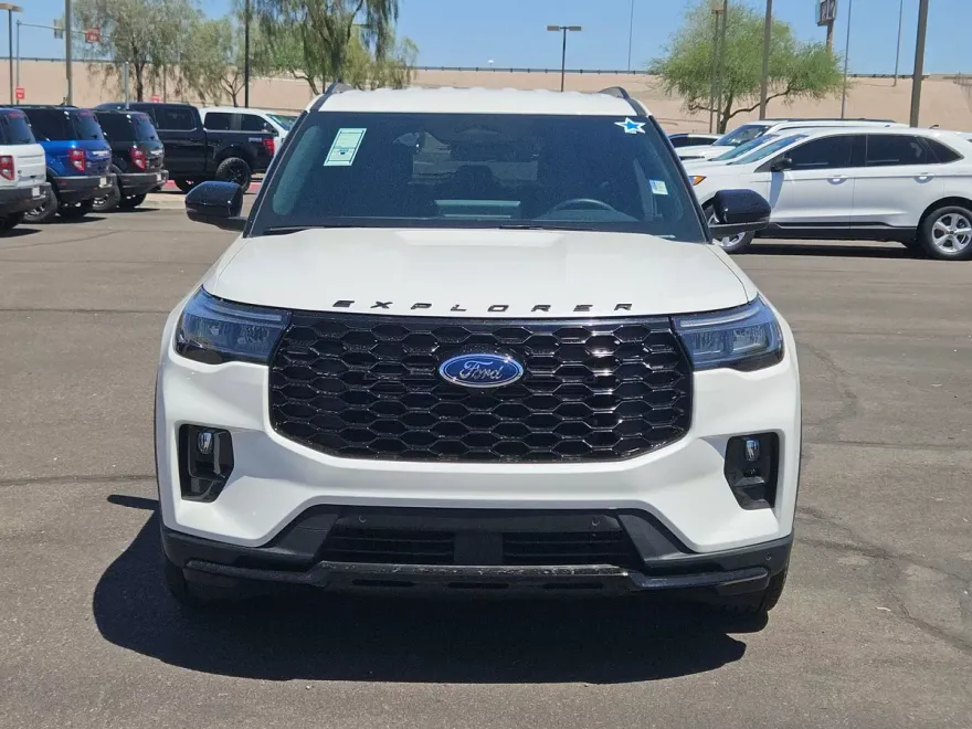 2025 Ford Explorer ST-Line photo 1