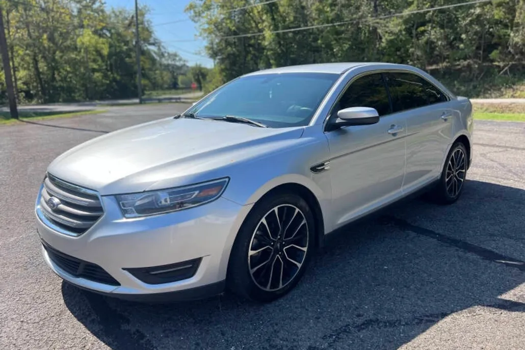 2018 Ford Taurus SEL photo 1
