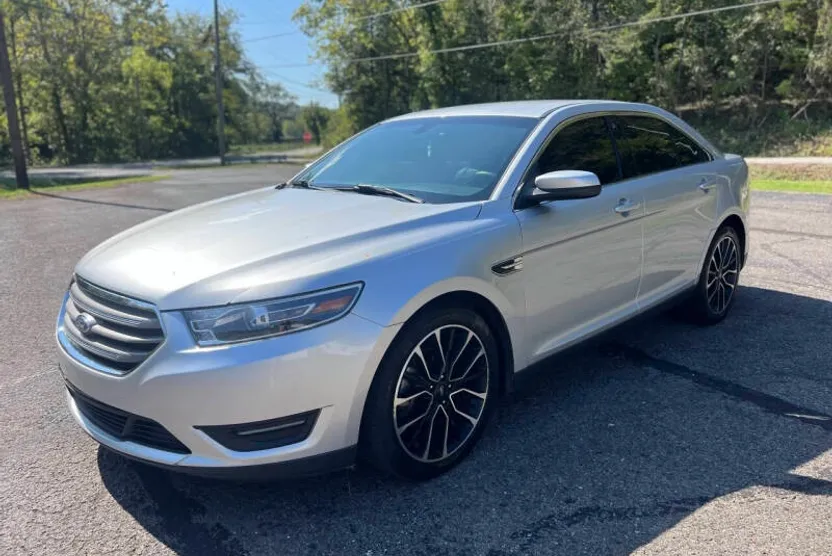2018 Ford Taurus SEL photo 1