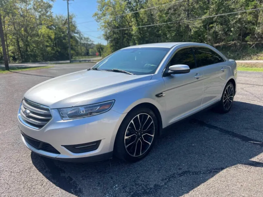 2018 Ford Taurus SEL photo 1