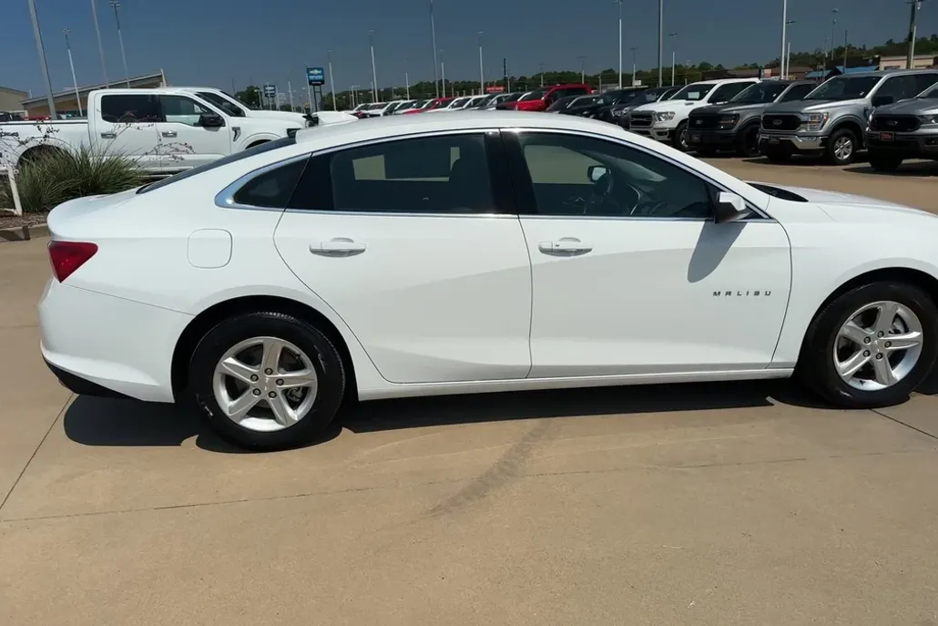2024 Chevrolet Malibu 1LT photo 1