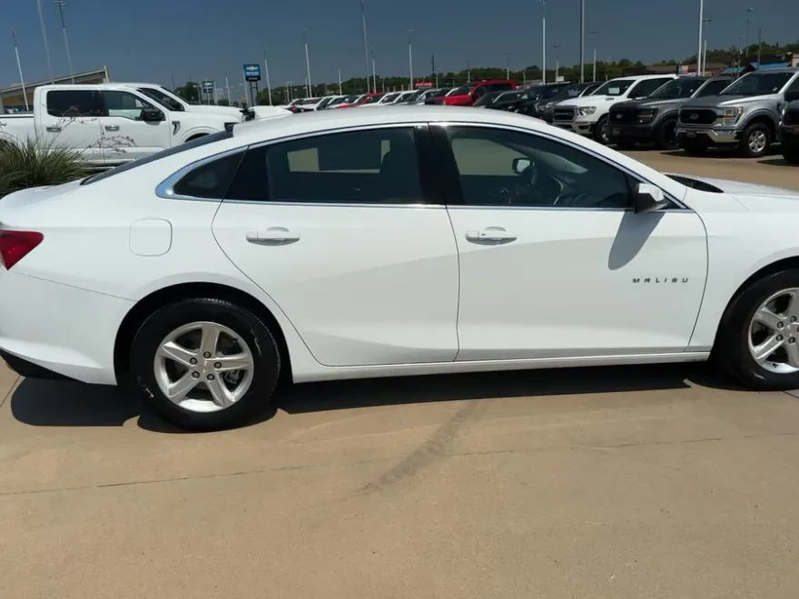 2024 Chevrolet Malibu 1LT photo 1