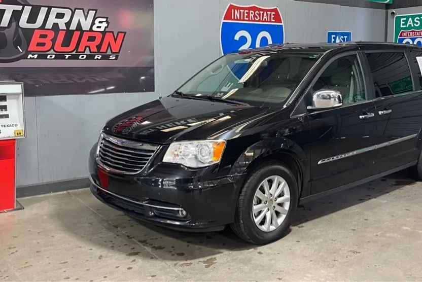 2016 Chrysler Town & Country Limited Platinum photo 1