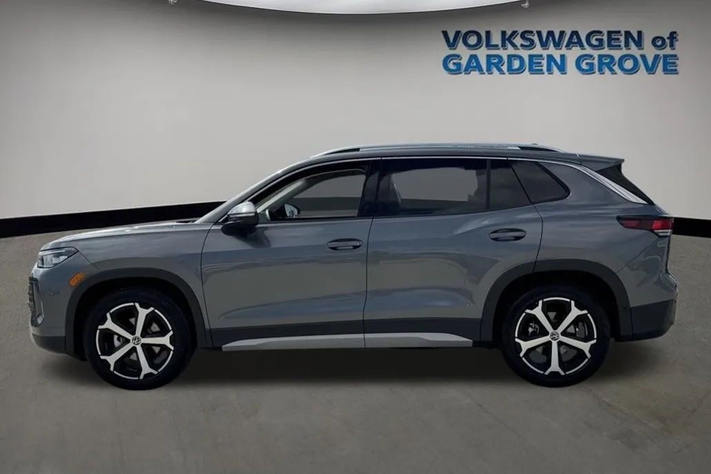 2025 Volkswagen Tiguan SE photo 1