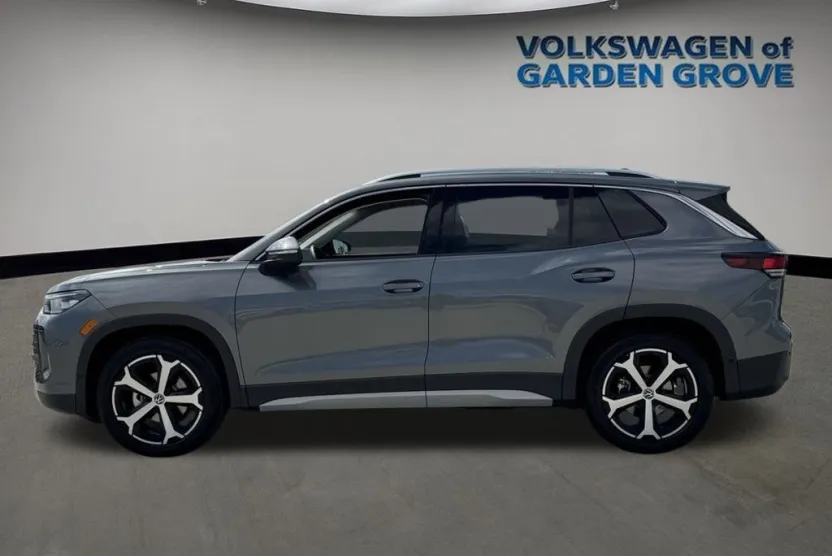 2025 Volkswagen Tiguan SE photo 1