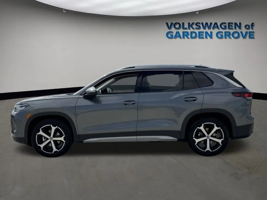 2025 Volkswagen Tiguan SE photo 1