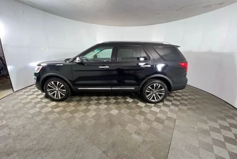 2016 Ford Explorer Platinum photo 1
