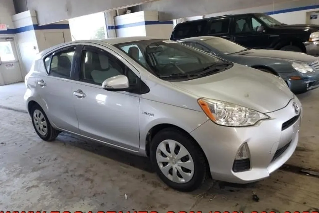 2014 Toyota Prius C Three photo 1