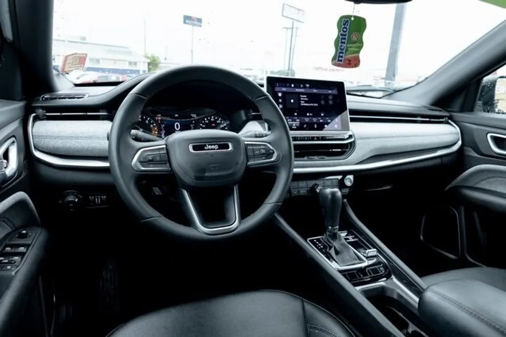 2024 Jeep Compass Latitude photo 1