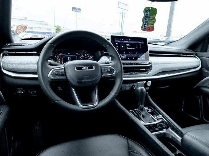 2024 Jeep Compass Latitude photo 1