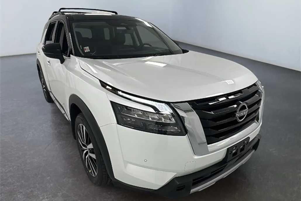 2025 Nissan Pathfinder Platinum photo 1