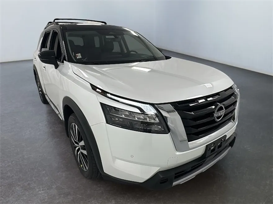 2025 Nissan Pathfinder Platinum photo 1