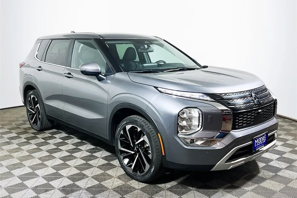 2024 Mitsubishi Outlander SE photo 1