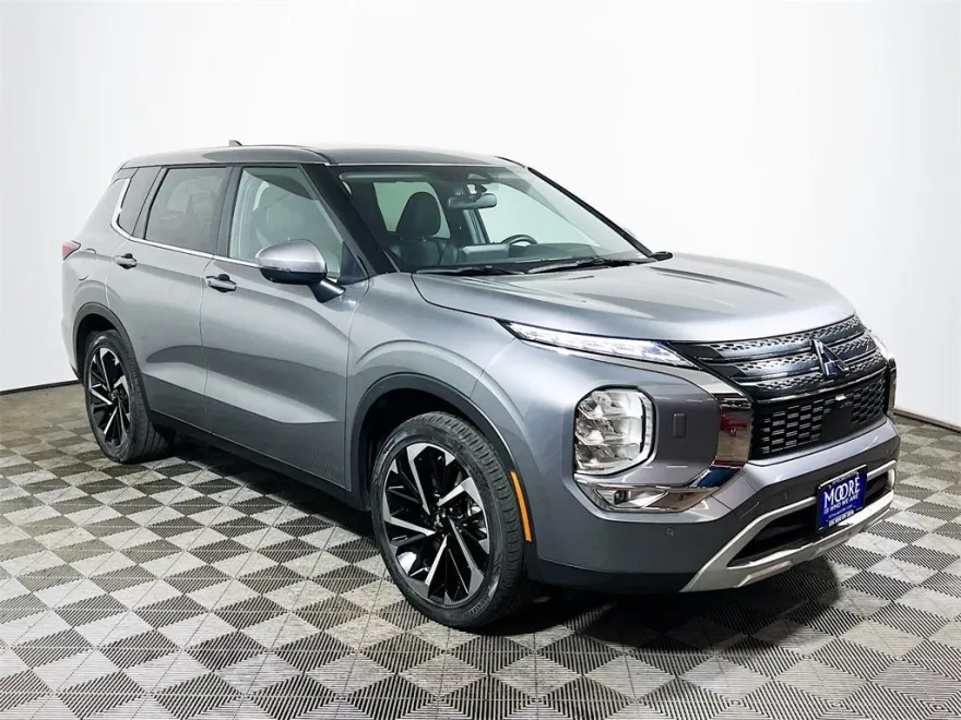 2024 Mitsubishi Outlander SE photo 1